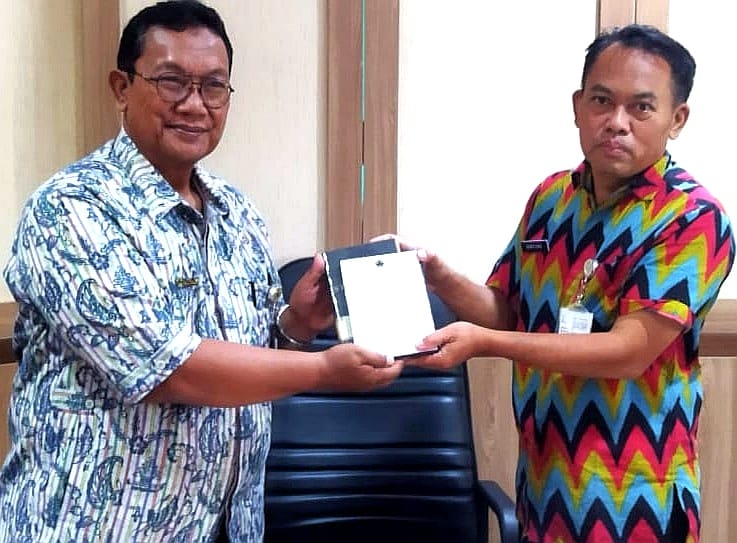 Penyerahan Hasil Alih Media Staatsblad Biro Hukum SETDA Provinsi Jawa Tengah Hasil Kerja Sama dengan Dinas Kearsipan dan Perpustakaan Provinsi Jawa Tengah